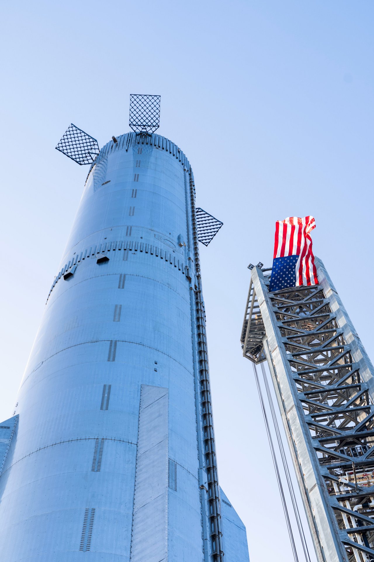 Menara penguat super berat yang sangat tinggi di atas lanskap Texas yang datar saat diangkut ke landasan peluncuran.