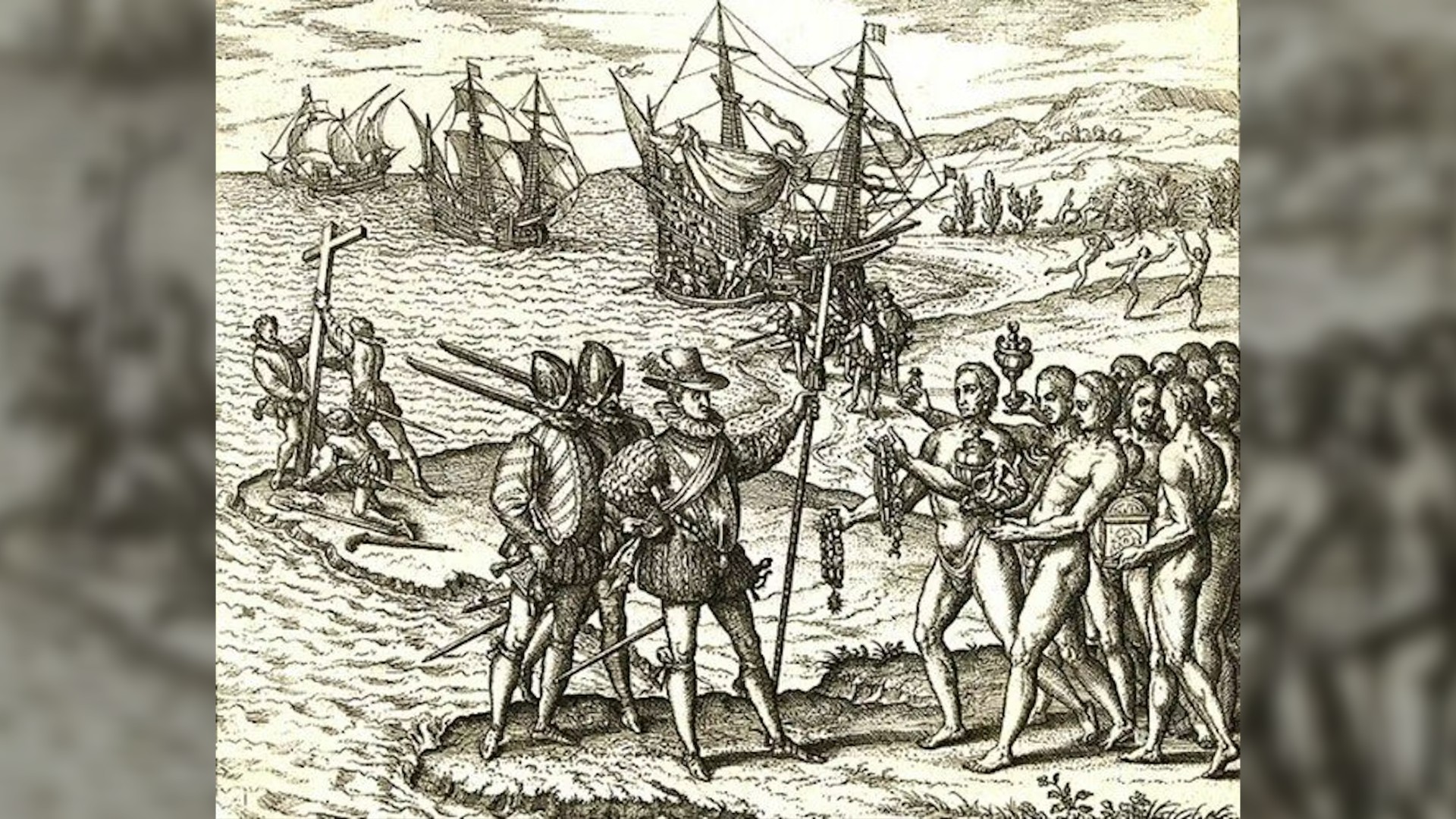 Ukiran hitam putih dari sekelompok pria bersenjata dan lapis baja berdiri di pantai berbicara kepada banyak pria telanjang.  Kapal besar berlayar di latar belakang.
