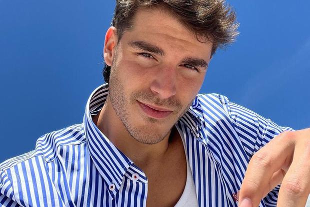 El actor luciendo una camisa a rayas azules y blancas. De fondo el cielo despejado (Foto: Álvaro Mel / Instagram)