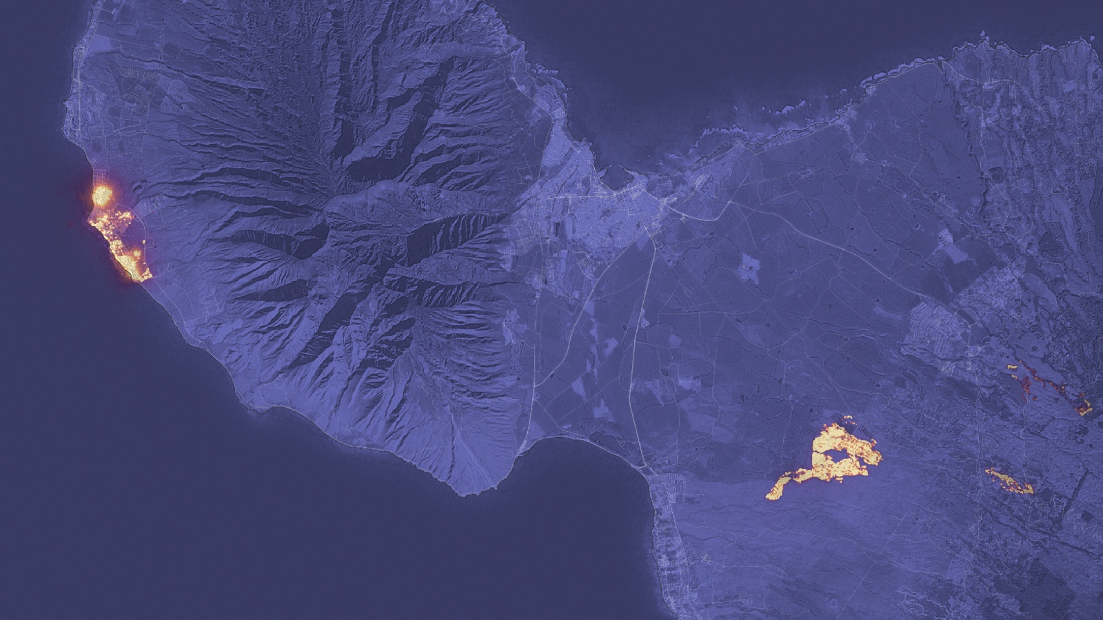 Citra satelit Maui pada malam hari dengan tambalan kuning cerah yang mewakili lokasi nyala api