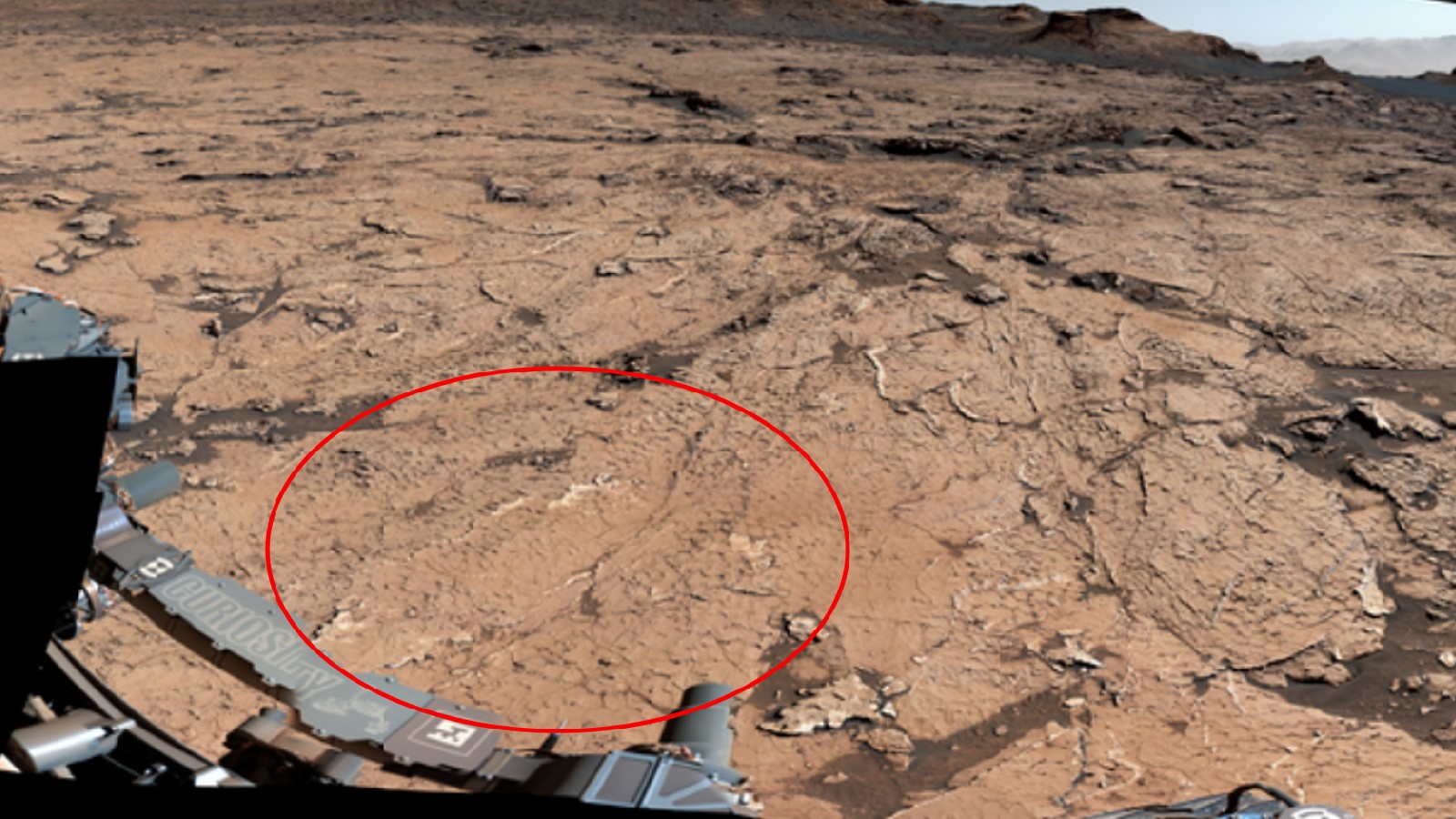 Gambar Mars yang diambil oleh penjelajah Curiosity dengan cincin merah yang menyoroti poligonnya