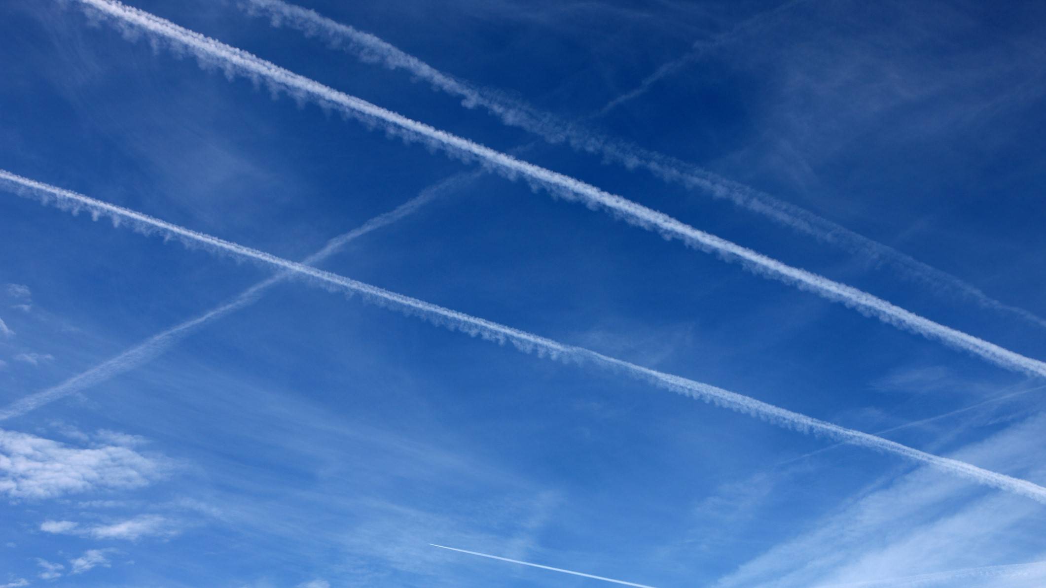 jejak awan putih tipis di langit biru.