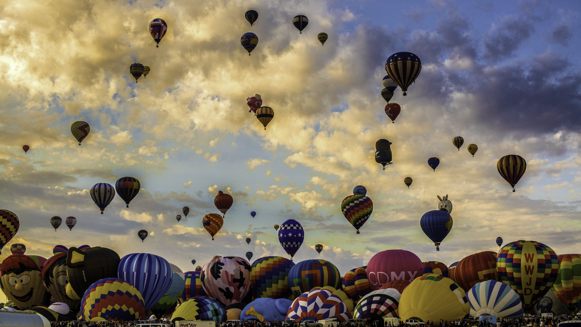 Albuquerque International Balloon Fiesta dengan ratusan balon udara terbang ke angkasa.