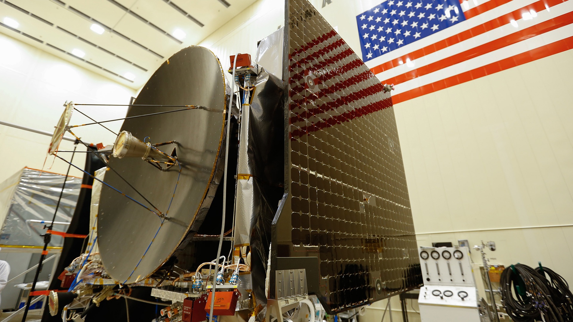 Teknisi di ruang bersih Lockheed Martin Space dekat Denver, Colorado, memasang antena gain tinggi dan susunan surya ke pesawat ruang angkasa OSIRIS-REx sebelum dimulainya pengujian lingkungan.