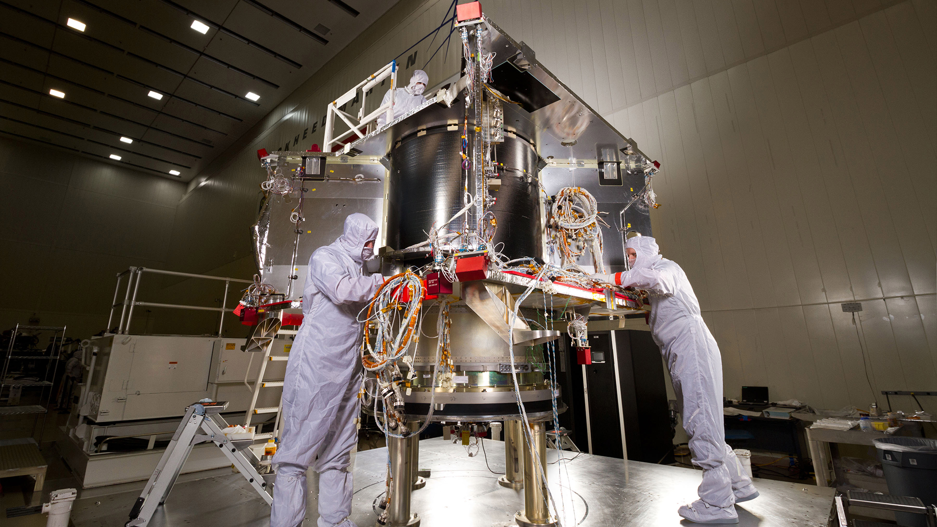 Teknisi merakit pesawat ruang angkasa OSIRIS-REx di fasilitas ruang bersih Lockheed Martin Space dekat Denver, Colorado.