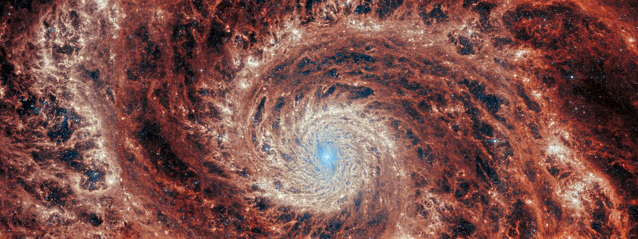 Lengan berliku yang anggun dari galaksi spiral desain besar M51 terbentang di gambar ini