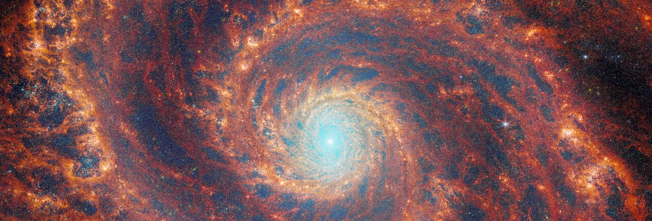 Lengan berliku yang anggun dari galaksi spiral desain besar M51 terbentang di gambar ini