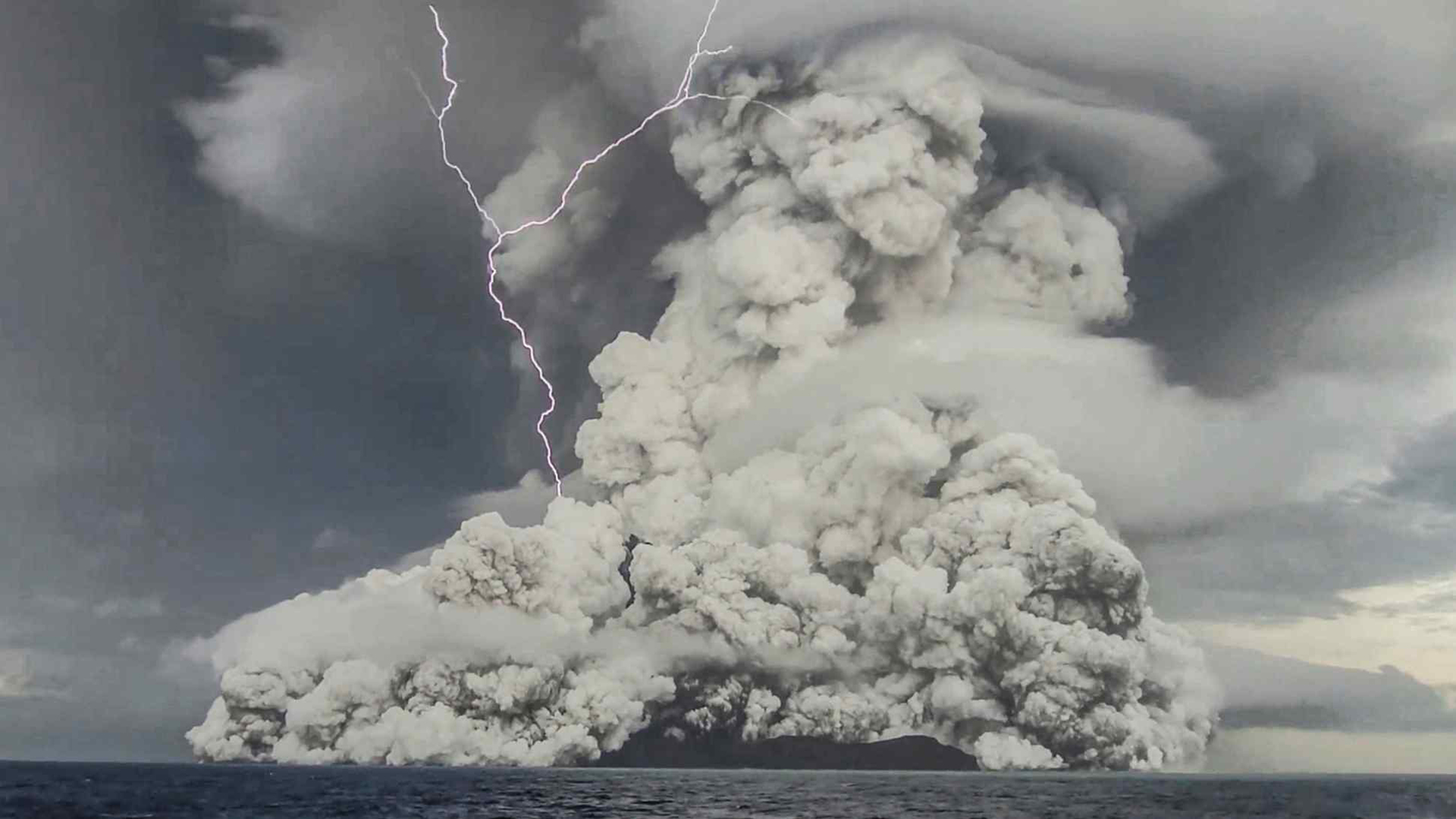 Letusan gunung berapi Hunga Tonga-Hunga Ha'apai di bawah air pada 15 Januari 2022.