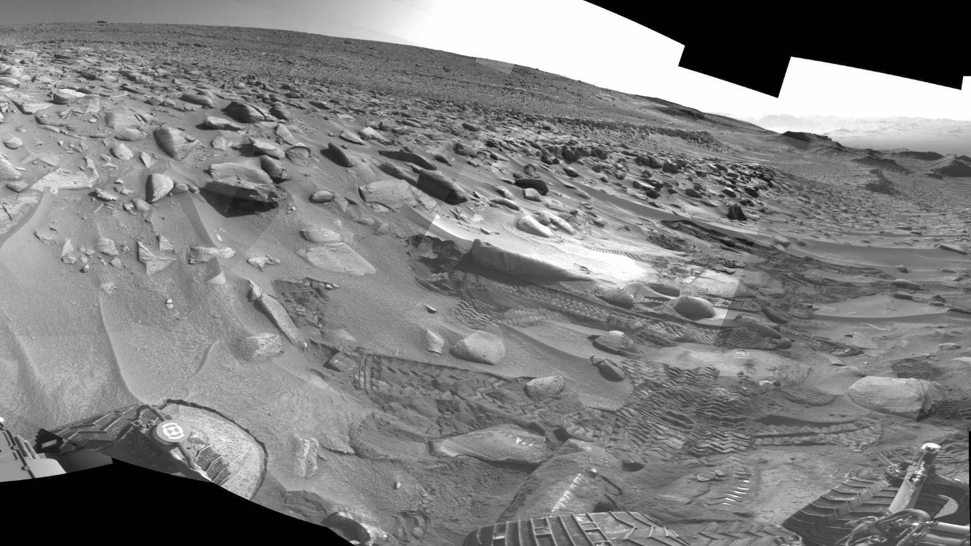 pemandangan hitam dan putih lanskap Mars yang dipenuhi bukit pasir dan bebatuan besar