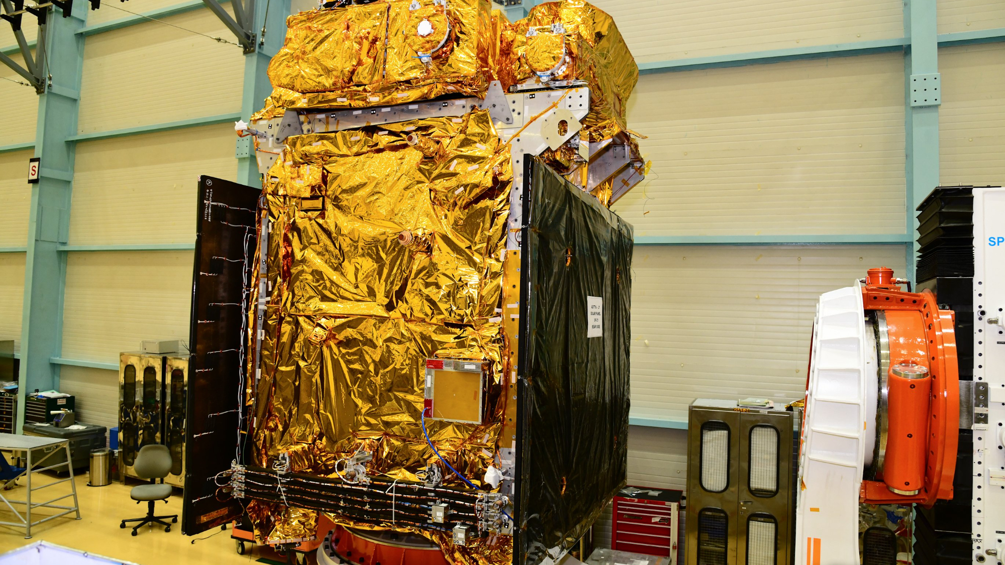 Pesawat ruang angkasa studi matahari Aditya-L1 India, yang dibangun di Pusat Satelit UR Rao, telah tiba di Pusat Luar Angkasa Satish Dhawan menjelang rencana peluncuran pada awal September 2023.