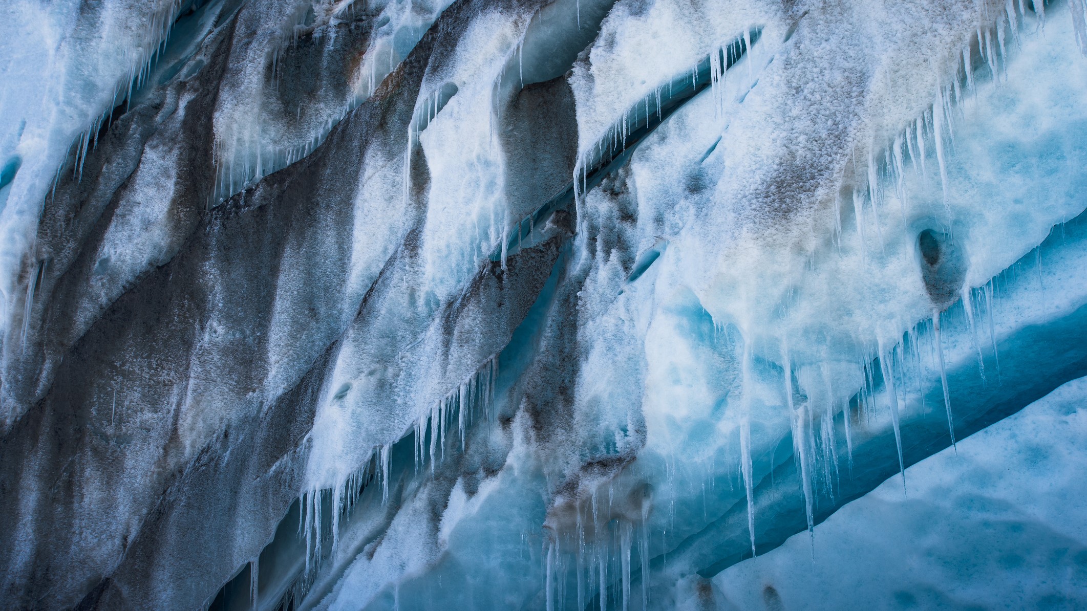 Lapisan es yang menggantung dari gletser mencair dan meneteskan air.