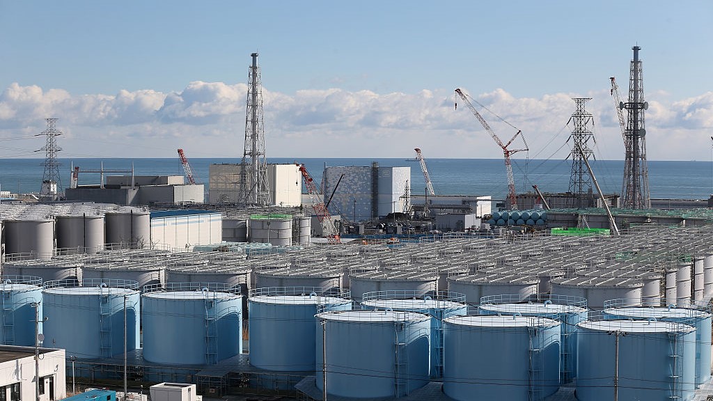 Pemandangan kontainer baja yang digunakan untuk menyimpan air limbah di pembangkit listrik tenaga nuklir Fukushima-Daiichi.