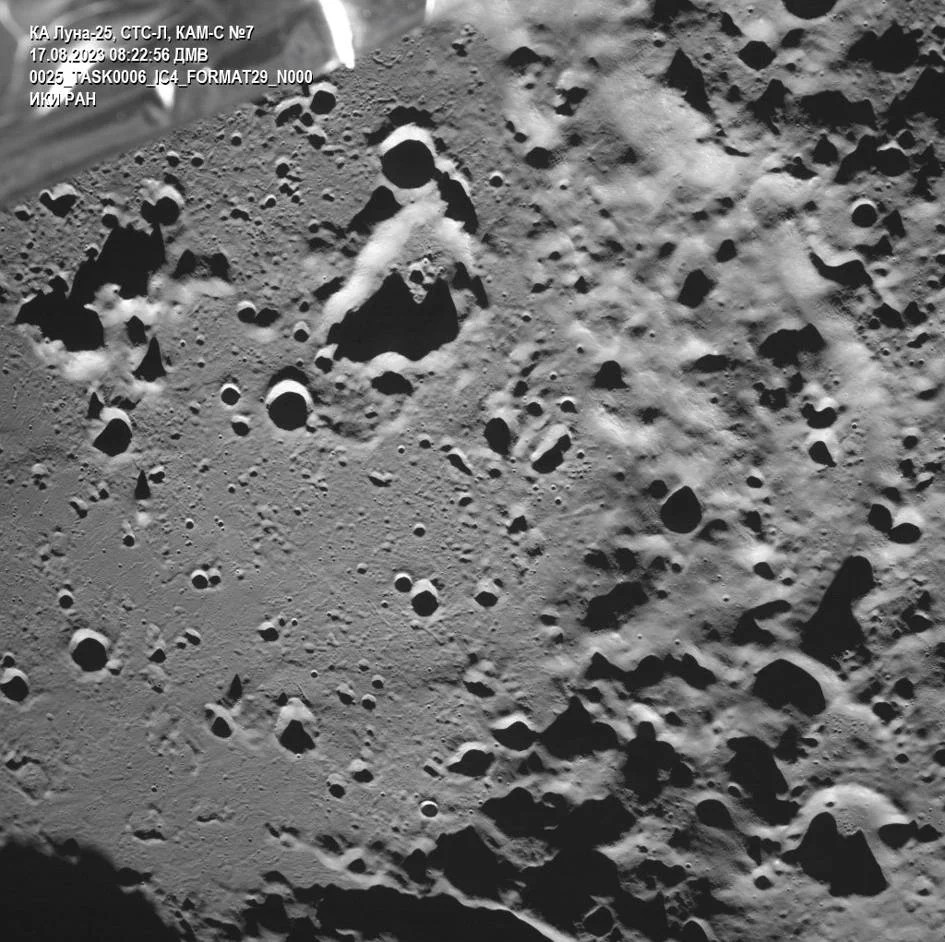kawah dengan berbagai ukuran dan kedalaman membentang di permukaan permukaan abu-abu bulan