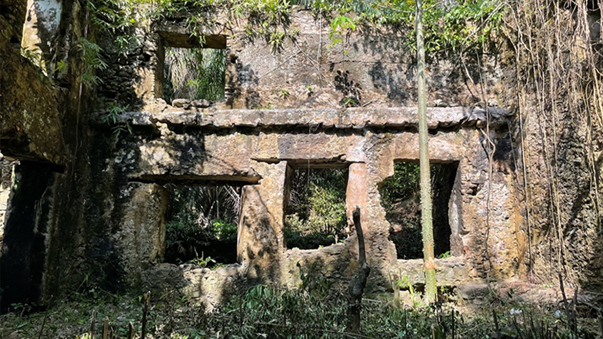 Sisa tembok pabrik gula yang digunakan selama perdagangan budak.