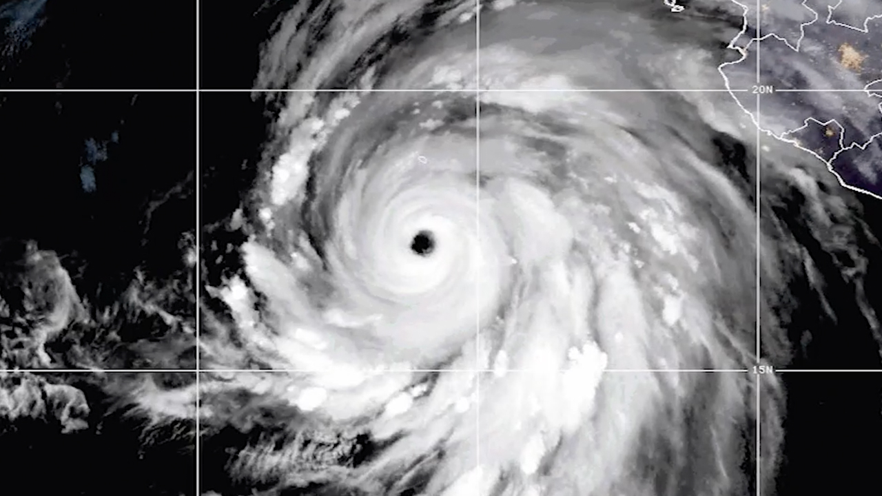 Badai Hilary berputar di atas Samudra Pasifik.