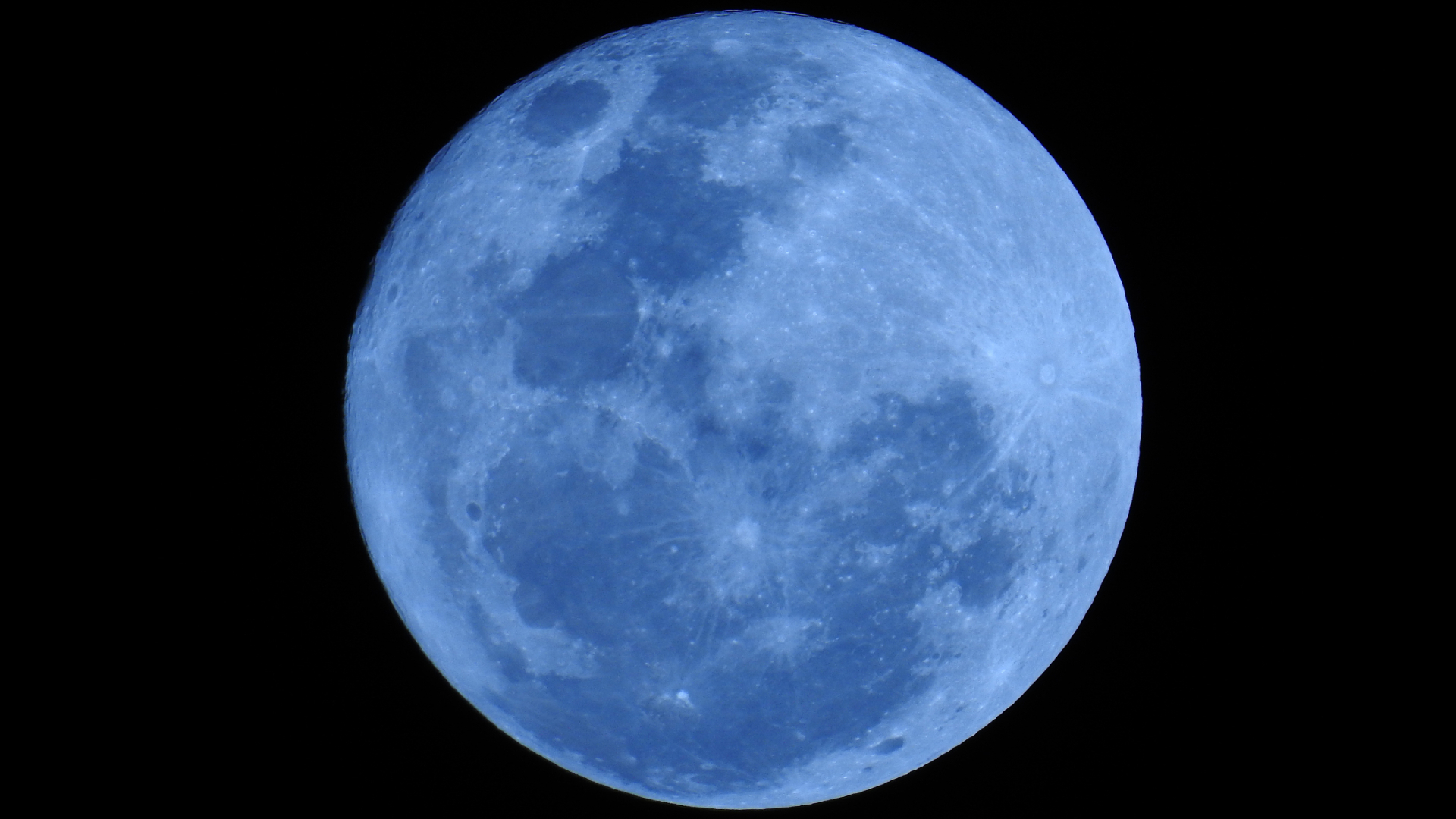 bulan berwarna biru di langit