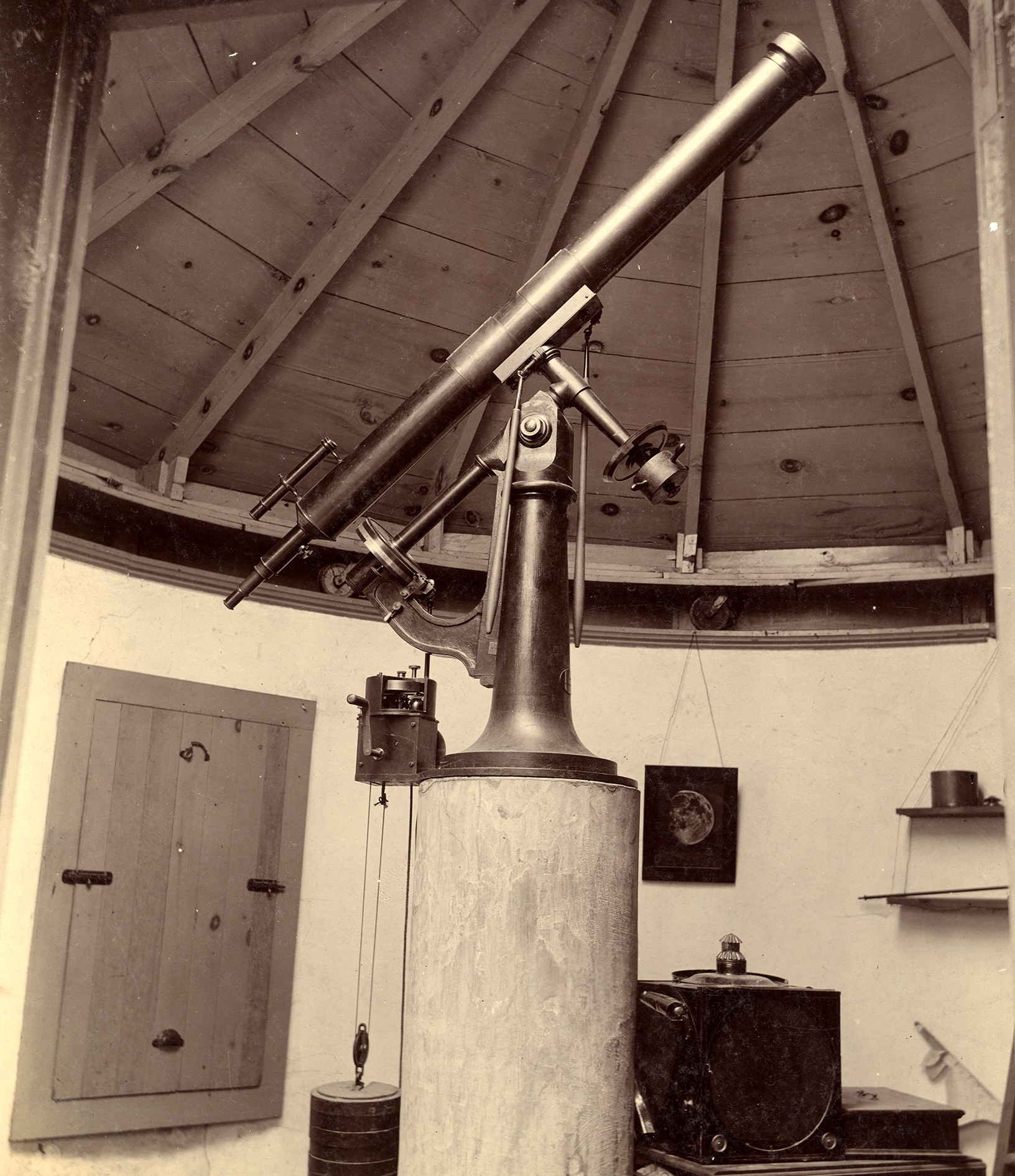 gambar teleskop hitam putih yang dipasang di tiang panjang.  di sebelah kiri adalah jendela kayu dengan rana tertutup.  di belakang ada gambar bulan di dinding dan berbagai rak serta benda kecil