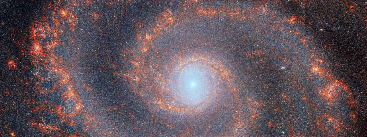 Lengan berliku yang anggun dari galaksi spiral desain besar M51 terbentang di gambar ini