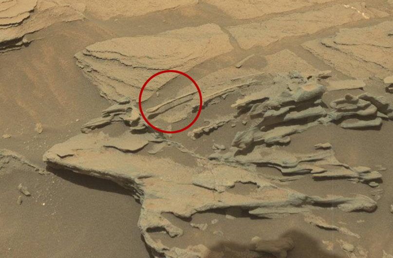 Apakah itu benar-benar sendok terapung di Mars?  Tidak, tapi foto dari penjelajah Mars NASA Curiosity minggu ini menunjukkan batu aneh yang terlihat seperti sendok mengambang.  Kemungkinan besar terbentuk oleh angin Mars, kata NASA.