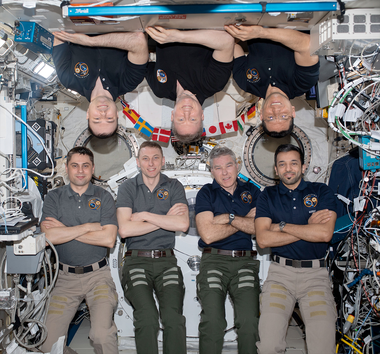 tujuh orang melayang di stasiun luar angkasa internasional, tiga di antaranya terbalik.