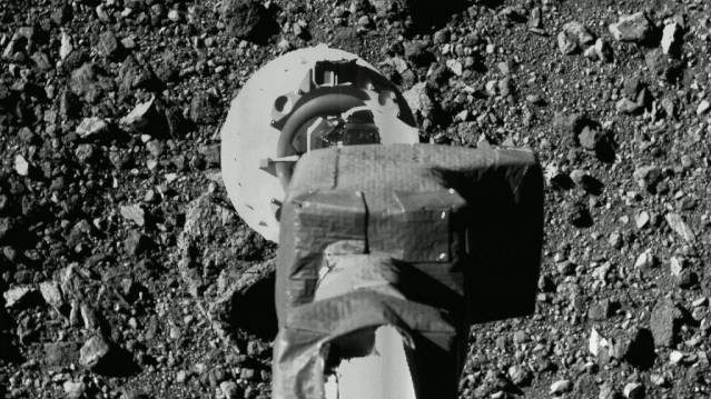 Pesawat ruang angkasa OSIRIS-REx milik NASA menangkap serangkaian gambar asteroid Bennu ini pada 14 April 2020, saat latihan pertama acara pengumpulan sampel misi tersebut.  Animasi ini menunjukkan bidang pandang instrumen SamCam saat pesawat ruang angkasa mendekati dan menjauh dari permukaan asteroid selama periode waktu 10 menit antara "pos pemeriksaan" terbakar dan "mundur" membakar.  Lengan pengambilan sampel pesawat ruang angkasa – yang disebut Mekanisme Akuisisi Sampel Touch-And-Go (TAGSAM) – terlihat di bagian tengah bingkai.