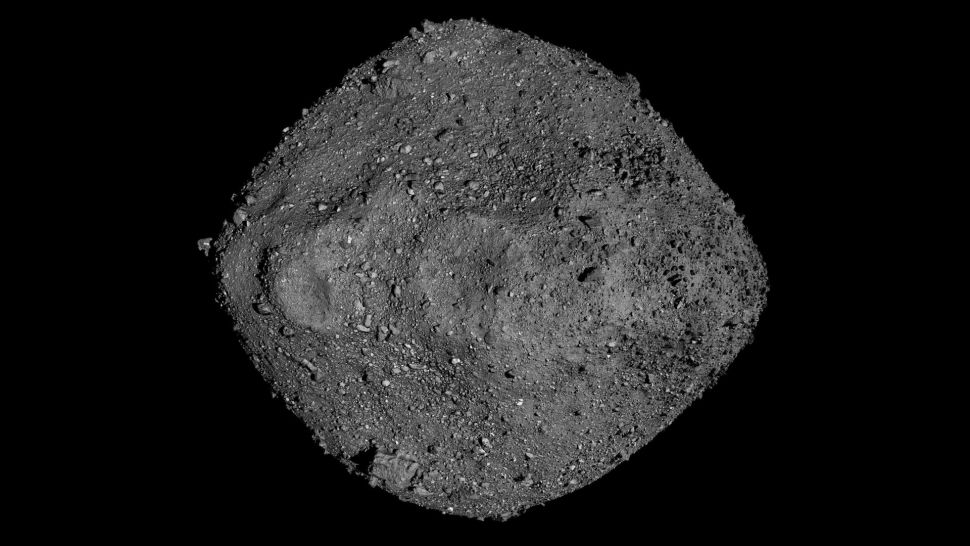 Bennu, asteroid yang mengorbit sekitar 105 juta mil (168 juta km) dari Matahari, berbentuk seperti berlian atau gasing yang berputar.