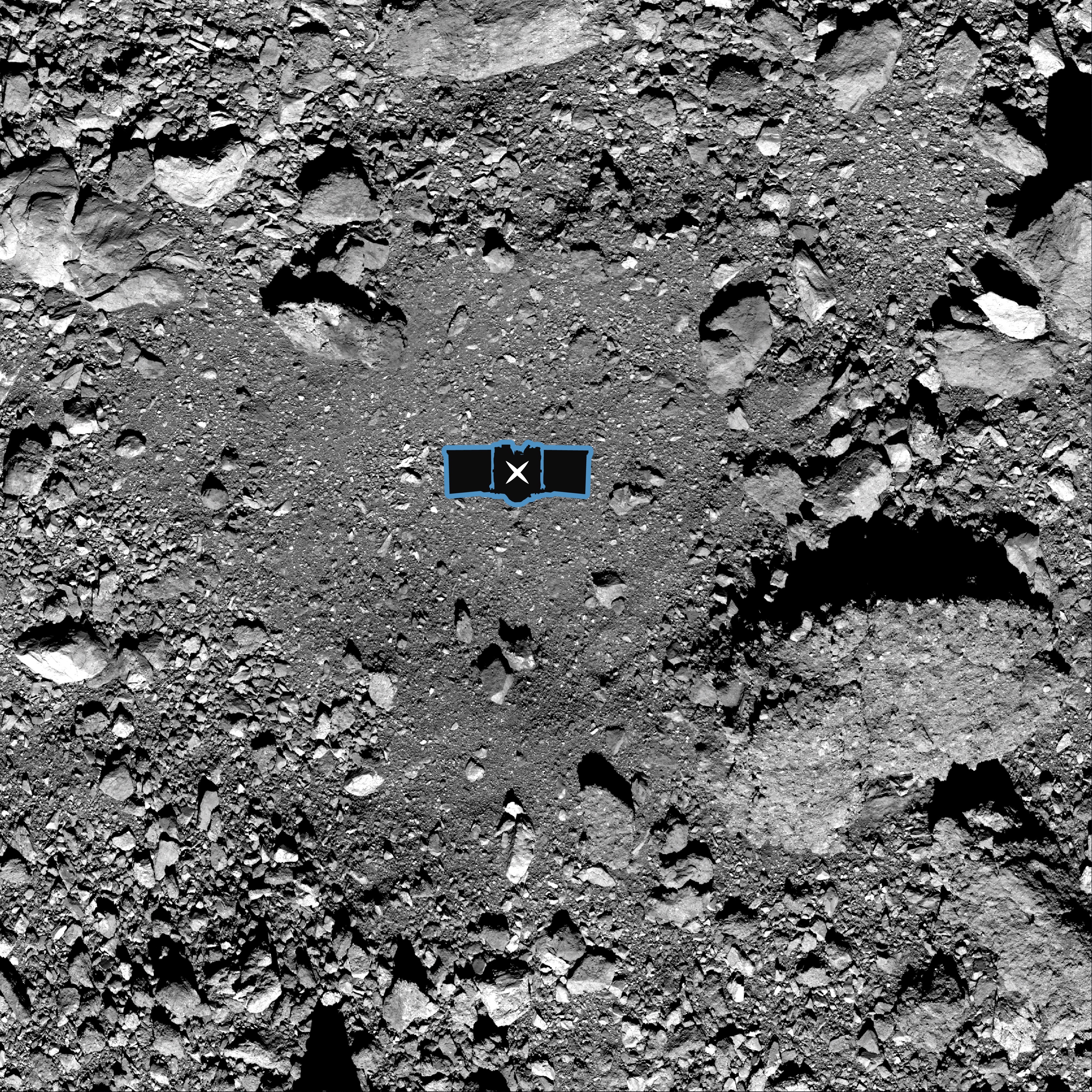 Gambar ini menunjukkan situs sampel Nightingale, situs pengumpulan sampel utama OSIRIS-REx di asteroid Bennu.  Gambar tersebut dilapis dengan grafik pesawat ruang angkasa OSIRIS-REx untuk mengilustrasikan skala situs.