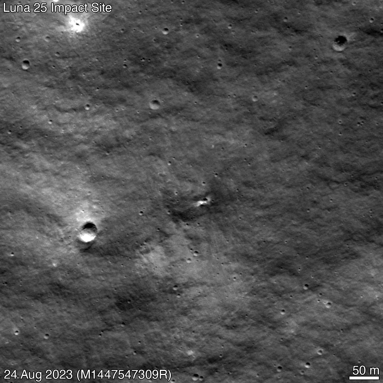 gambar sebelum dan sesudah permukaan bulan, menunjukkan kawah kecil yang baru